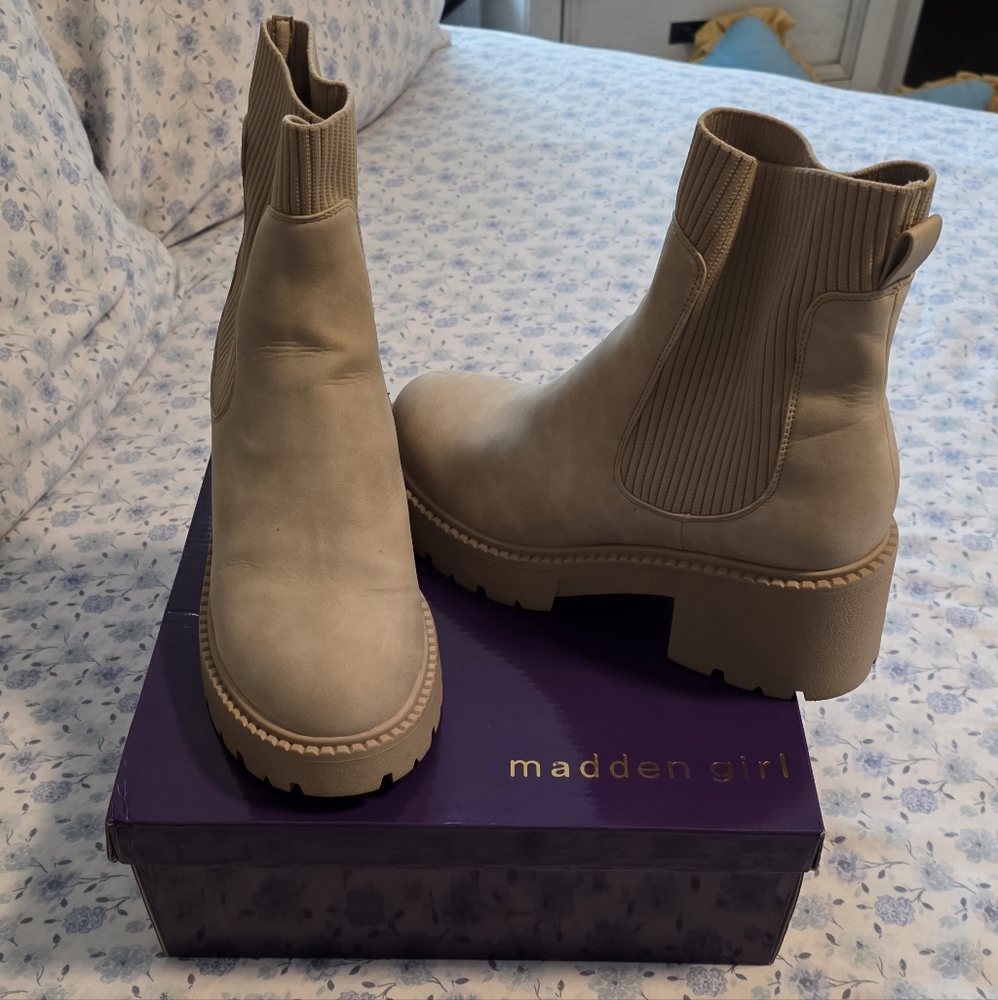 Boots - Picture 3 of 4